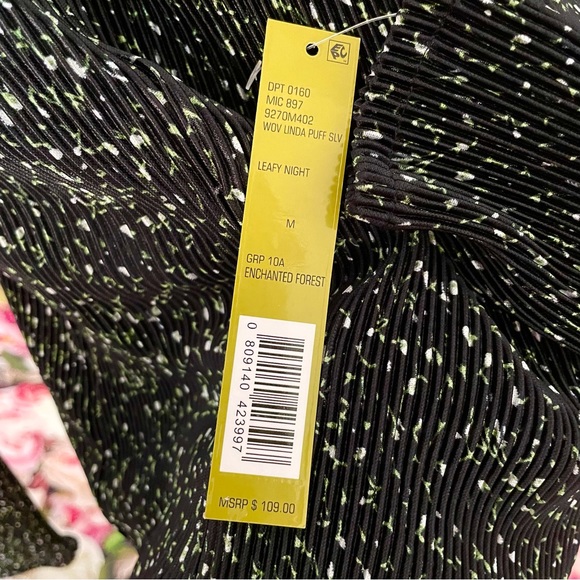 SO PRETTY UP CLOSE!! Gianni Bini Black Floral Top Size M - Picture 4 of 9